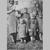 077-0008 Frau Gertrud Jodeit mit ihren Kindern.jpg